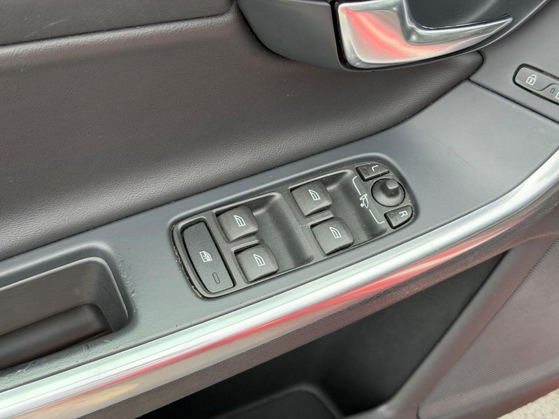 Volvo V60 Vehicle Full-screen Gallery Image 15