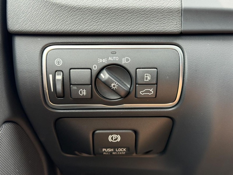Volvo V60 Vehicle Full-screen Gallery Image 16