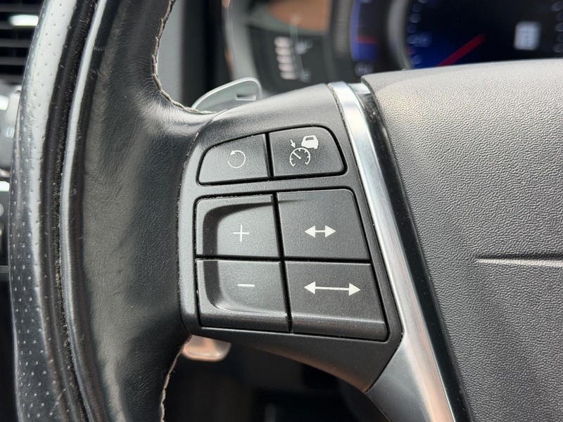 Volvo V60 Vehicle Full-screen Gallery Image 17