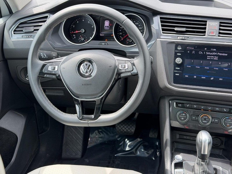 Volkswagen Tiguan Vehicle Full-screen Gallery Image 12