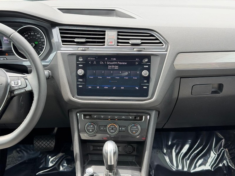 Volkswagen Tiguan Vehicle Full-screen Gallery Image 13