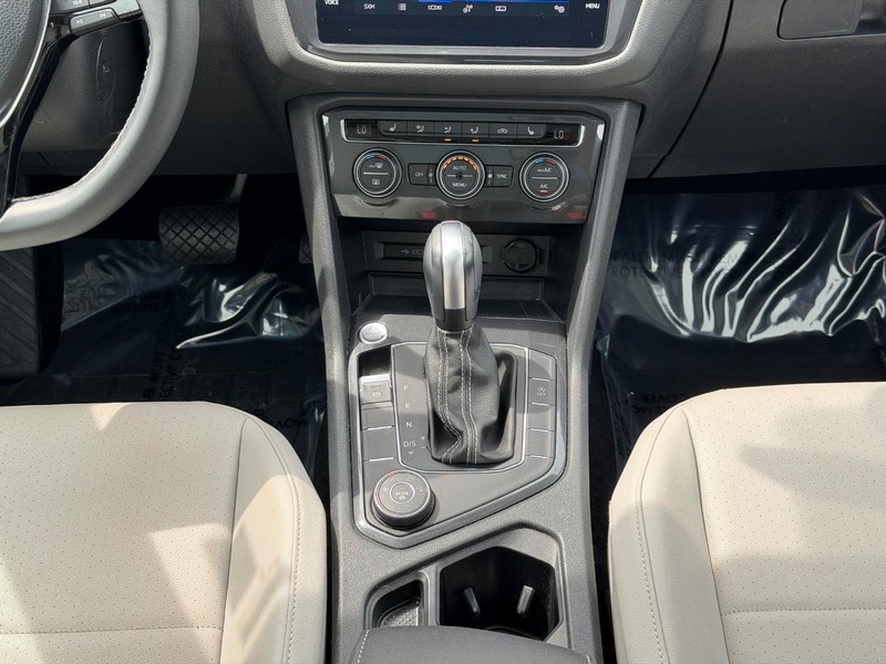 Volkswagen Tiguan Vehicle Full-screen Gallery Image 14