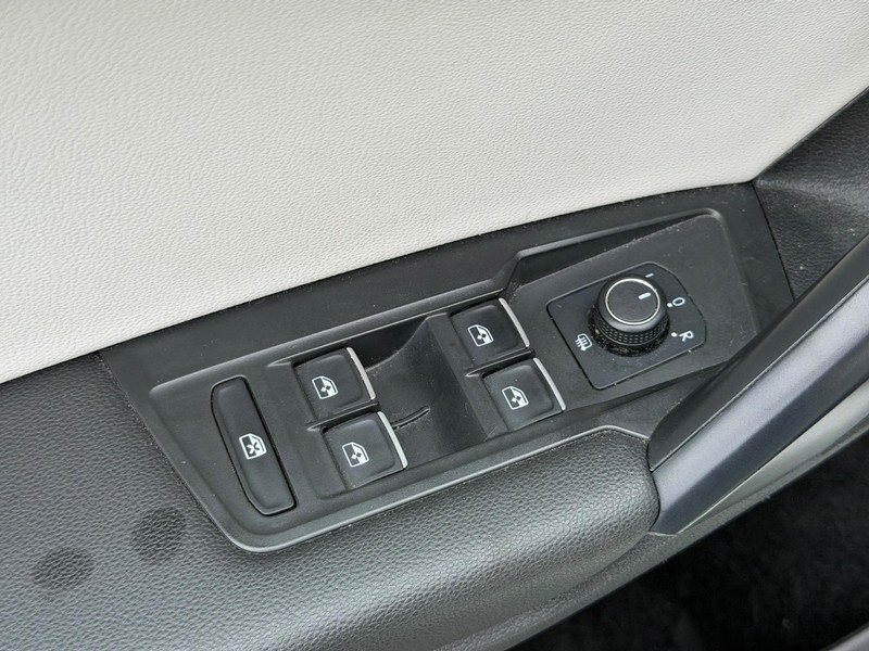 Volkswagen Tiguan Vehicle Full-screen Gallery Image 15