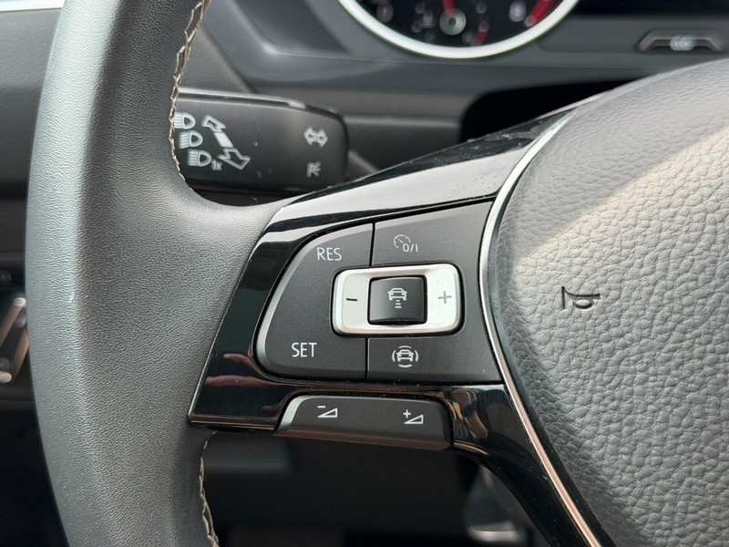 Volkswagen Tiguan Vehicle Full-screen Gallery Image 17