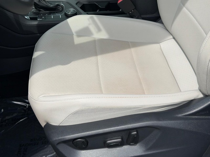 Volkswagen Tiguan Vehicle Full-screen Gallery Image 23