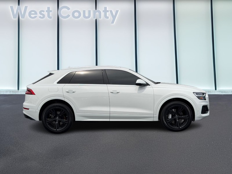 Audi Q8 Vehicle Full-screen Gallery Image 02