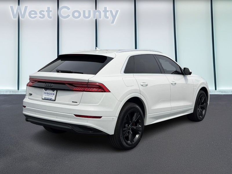 Audi Q8 Vehicle Full-screen Gallery Image 03