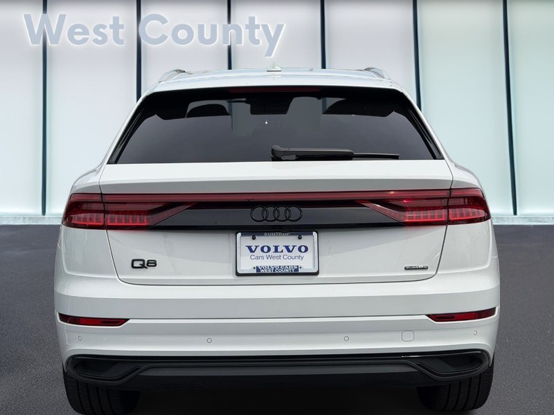 Audi Q8 Vehicle Full-screen Gallery Image 05