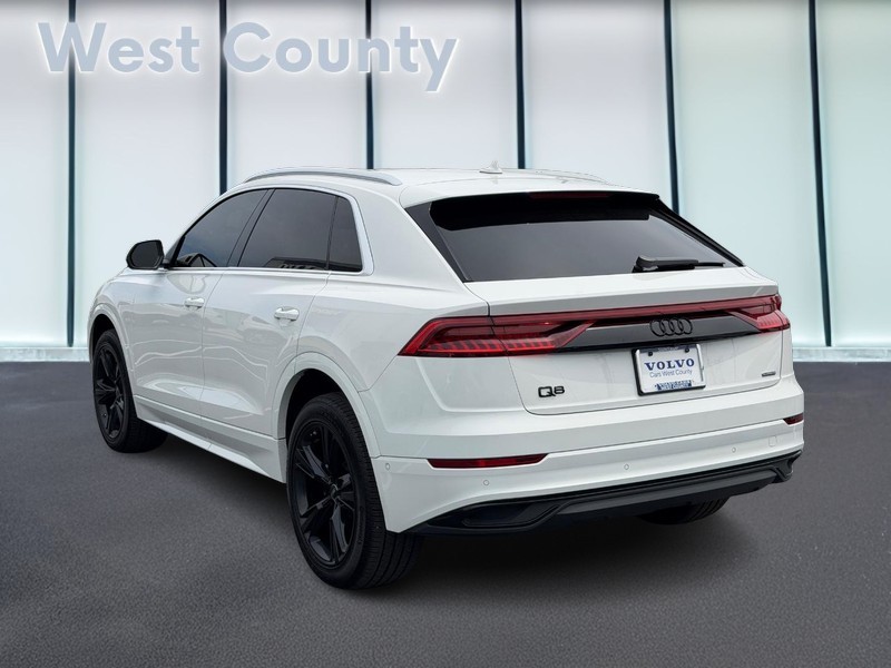 Audi Q8 Vehicle Full-screen Gallery Image 06