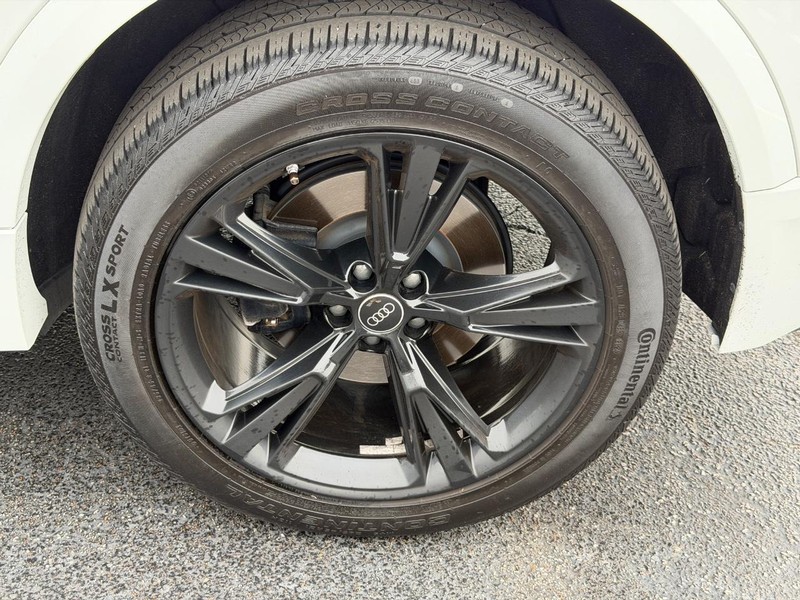 Audi Q8 Vehicle Full-screen Gallery Image 07