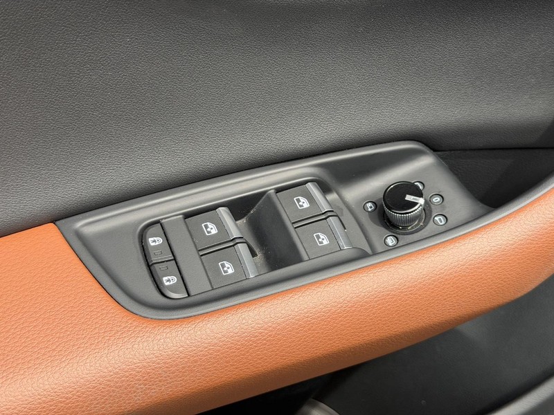 Audi Q8 Vehicle Full-screen Gallery Image 16