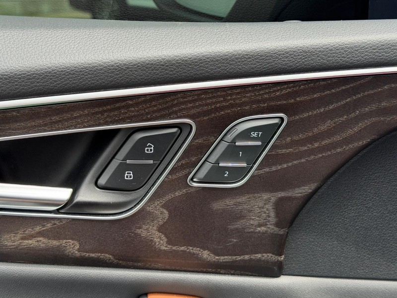 Audi Q8 Vehicle Full-screen Gallery Image 17