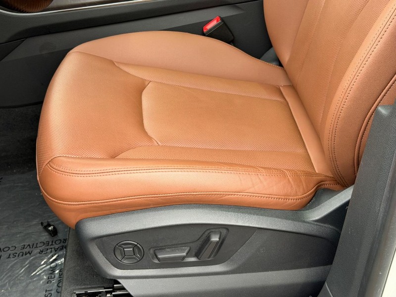 Audi Q8 Vehicle Full-screen Gallery Image 24
