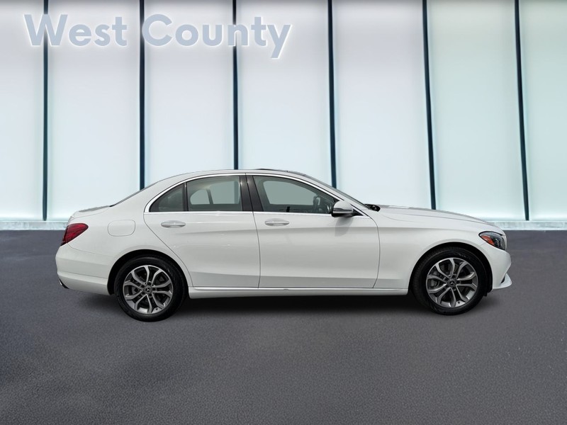 Mercedes-Benz C-Class Vehicle Full-screen Gallery Image 02