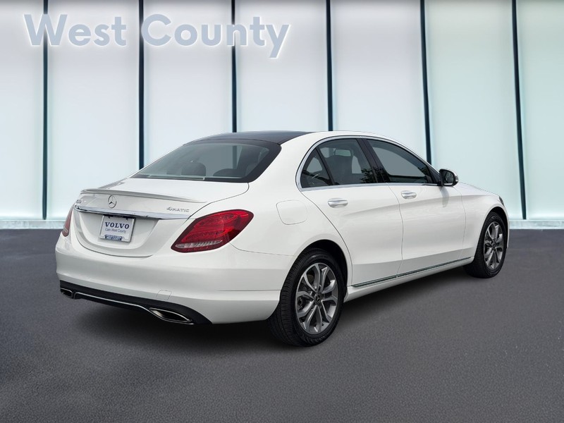 Mercedes-Benz C-Class Vehicle Full-screen Gallery Image 03