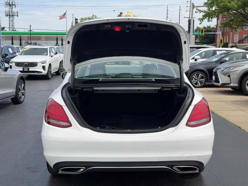 Mercedes-Benz C-Class Vehicle Full-screen Gallery Image 04
