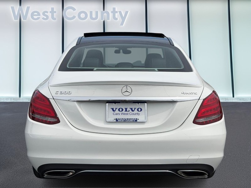 Mercedes-Benz C-Class Vehicle Full-screen Gallery Image 05