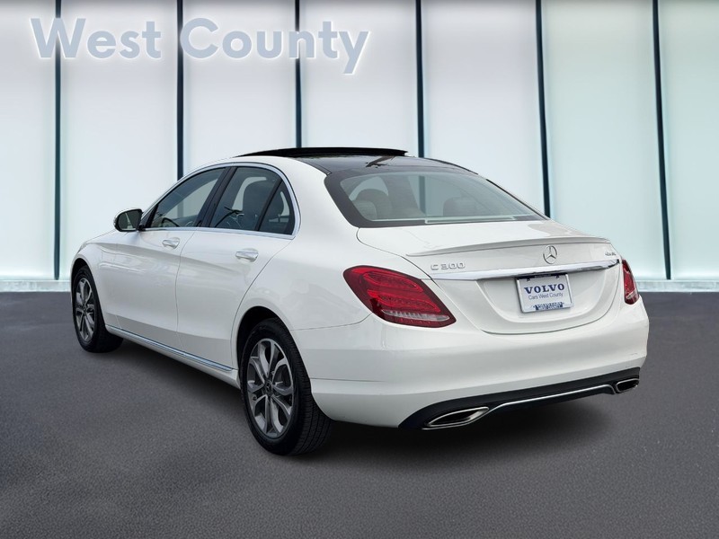 Mercedes-Benz C-Class Vehicle Full-screen Gallery Image 06