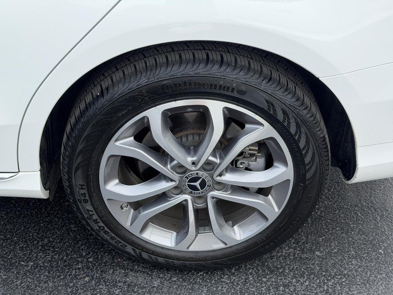 Mercedes-Benz C-Class Vehicle Full-screen Gallery Image 07
