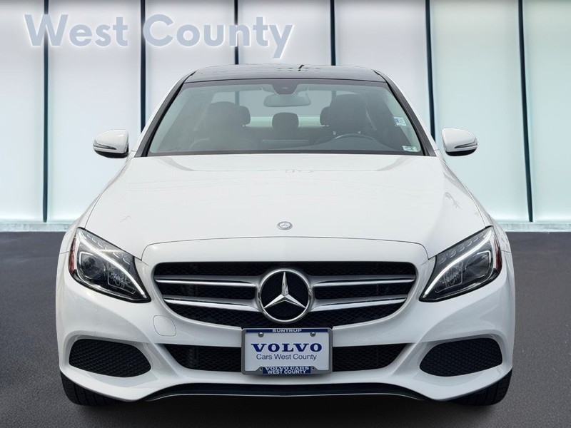 Mercedes-Benz C-Class Vehicle Full-screen Gallery Image 09