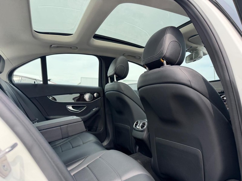 Mercedes-Benz C-Class Vehicle Full-screen Gallery Image 10