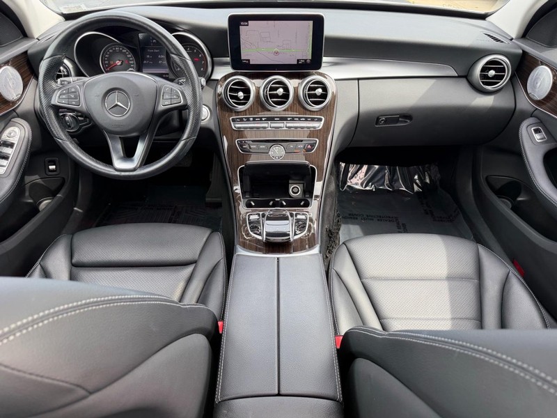 Mercedes-Benz C-Class Vehicle Full-screen Gallery Image 11