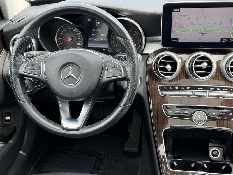 Mercedes-Benz C-Class Vehicle Full-screen Gallery Image 12