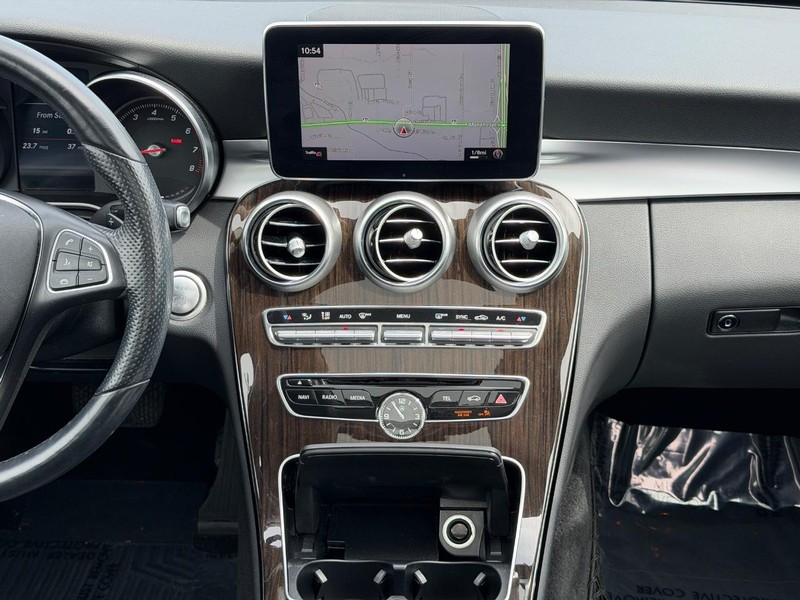Mercedes-Benz C-Class Vehicle Full-screen Gallery Image 13
