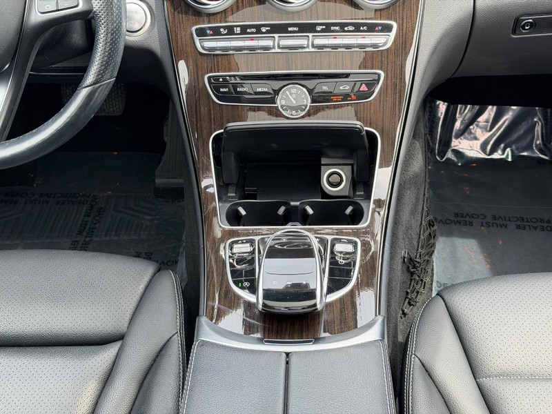Mercedes-Benz C-Class Vehicle Full-screen Gallery Image 14