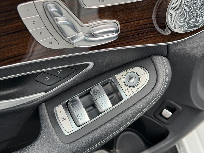 Mercedes-Benz C-Class Vehicle Full-screen Gallery Image 15