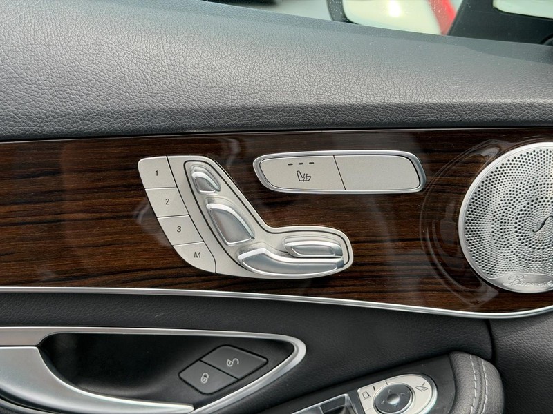 Mercedes-Benz C-Class Vehicle Full-screen Gallery Image 16