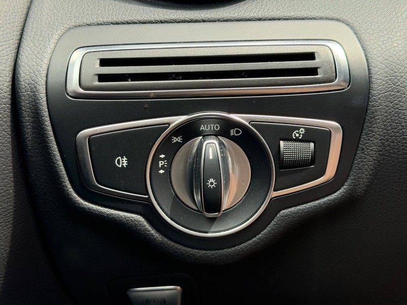 Mercedes-Benz C-Class Vehicle Full-screen Gallery Image 17