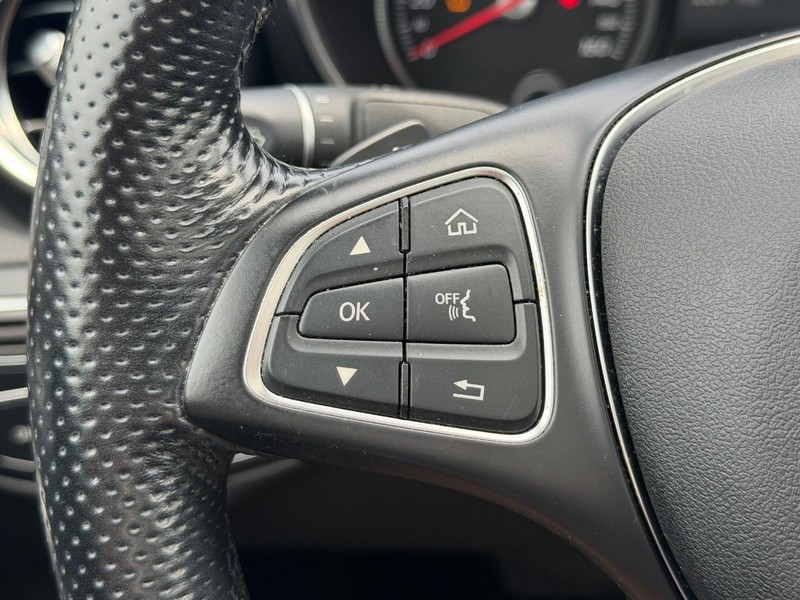 Mercedes-Benz C-Class Vehicle Full-screen Gallery Image 18