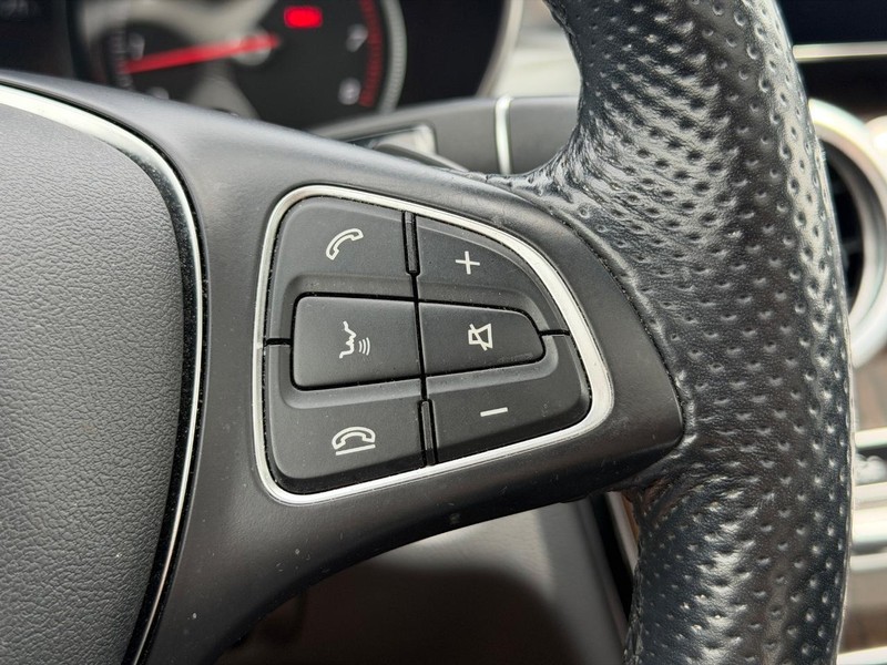 Mercedes-Benz C-Class Vehicle Full-screen Gallery Image 19