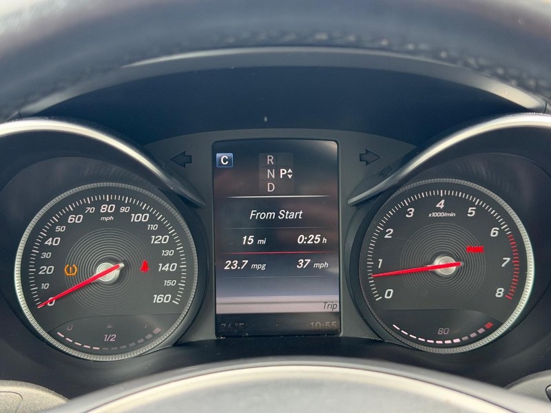Mercedes-Benz C-Class Vehicle Full-screen Gallery Image 20