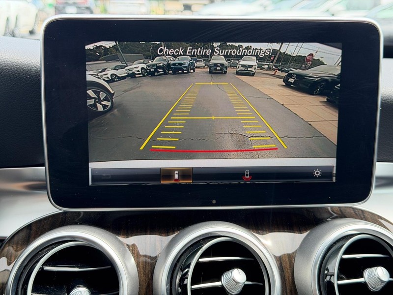 Mercedes-Benz C-Class Vehicle Full-screen Gallery Image 21