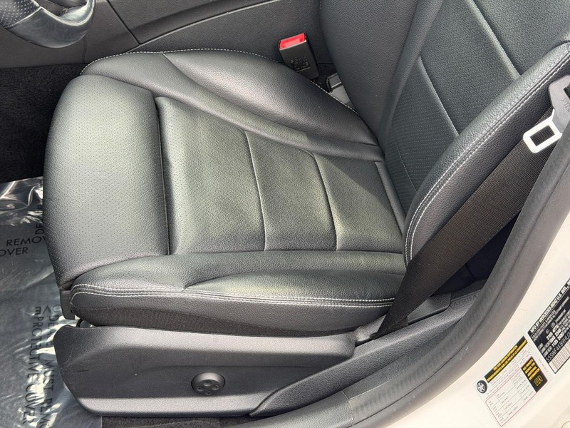 Mercedes-Benz C-Class Vehicle Full-screen Gallery Image 22