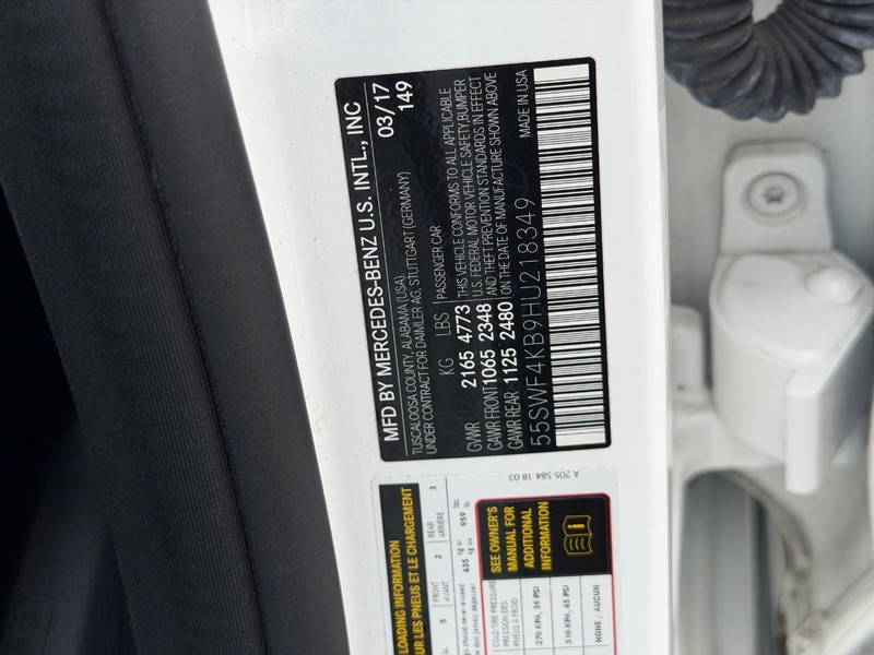 Mercedes-Benz C-Class Vehicle Full-screen Gallery Image 23