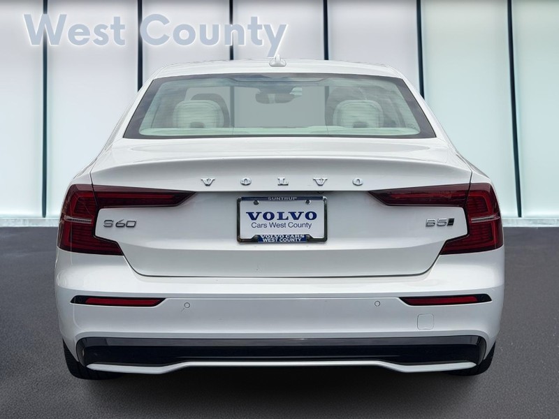 Volvo S60 Vehicle Full-screen Gallery Image 05