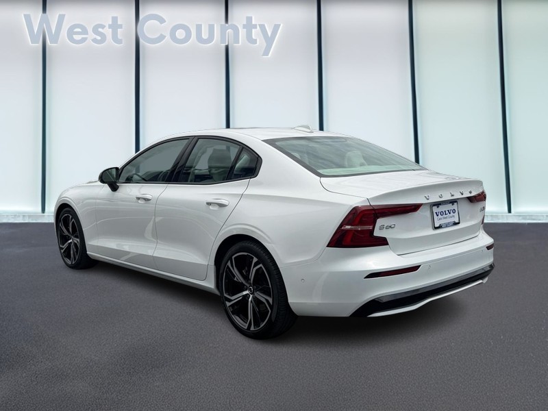 Volvo S60 Vehicle Full-screen Gallery Image 06
