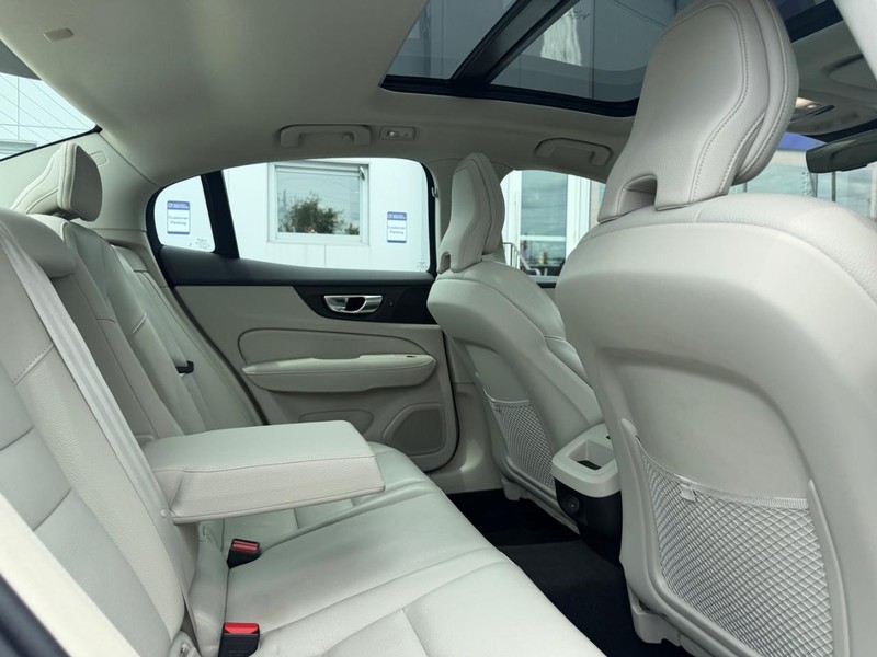 Volvo S60 Vehicle Full-screen Gallery Image 10