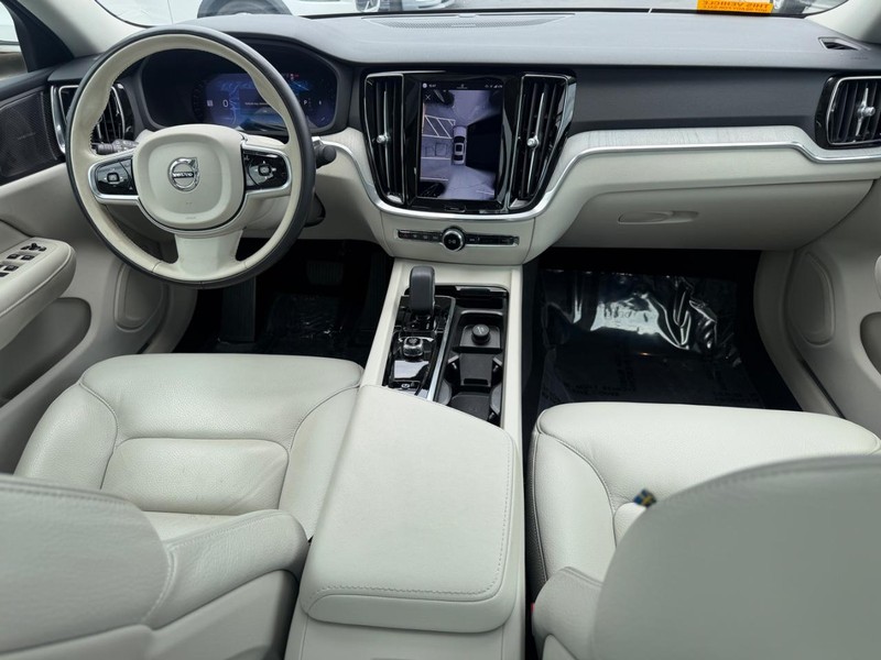 Volvo S60 Vehicle Full-screen Gallery Image 11