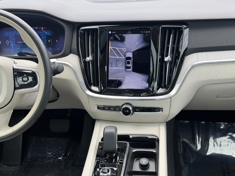 Volvo S60 Vehicle Full-screen Gallery Image 13