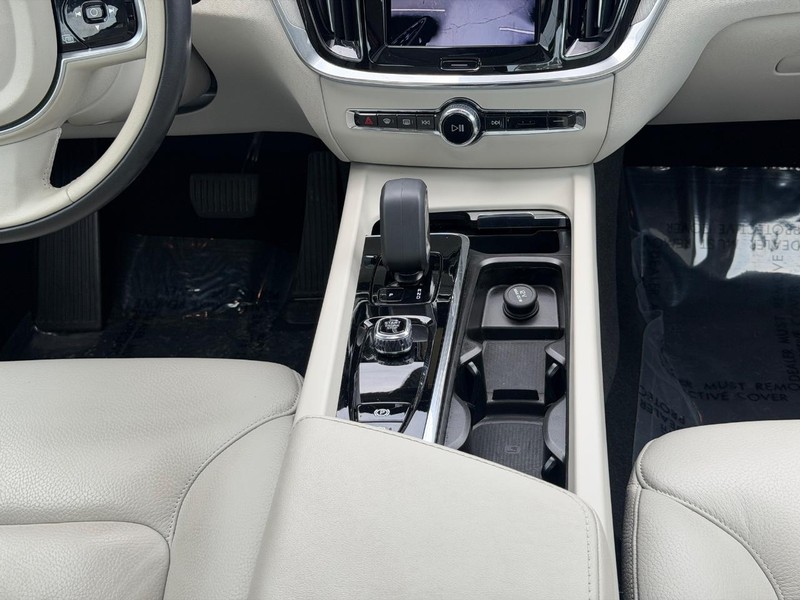 Volvo S60 Vehicle Full-screen Gallery Image 14