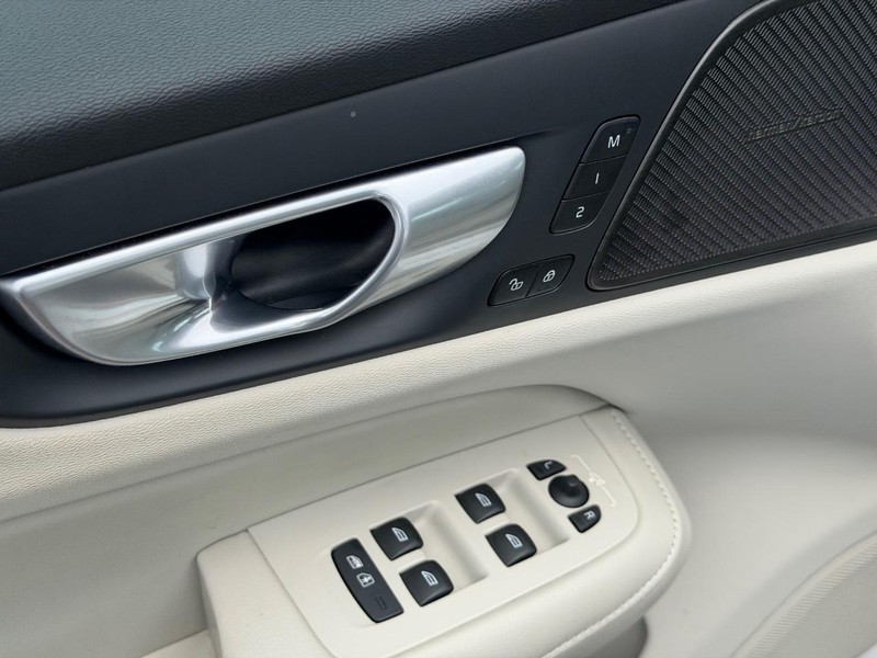 Volvo S60 Vehicle Full-screen Gallery Image 15