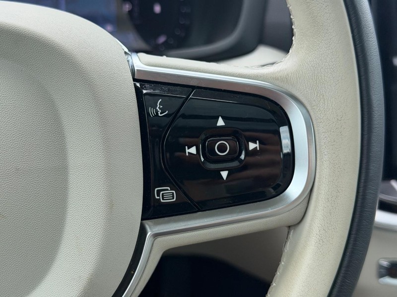 Volvo S60 Vehicle Full-screen Gallery Image 17