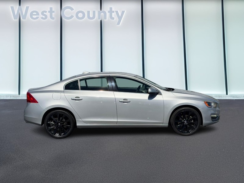 Volvo S60 Inscription Vehicle Full-screen Gallery Image 02