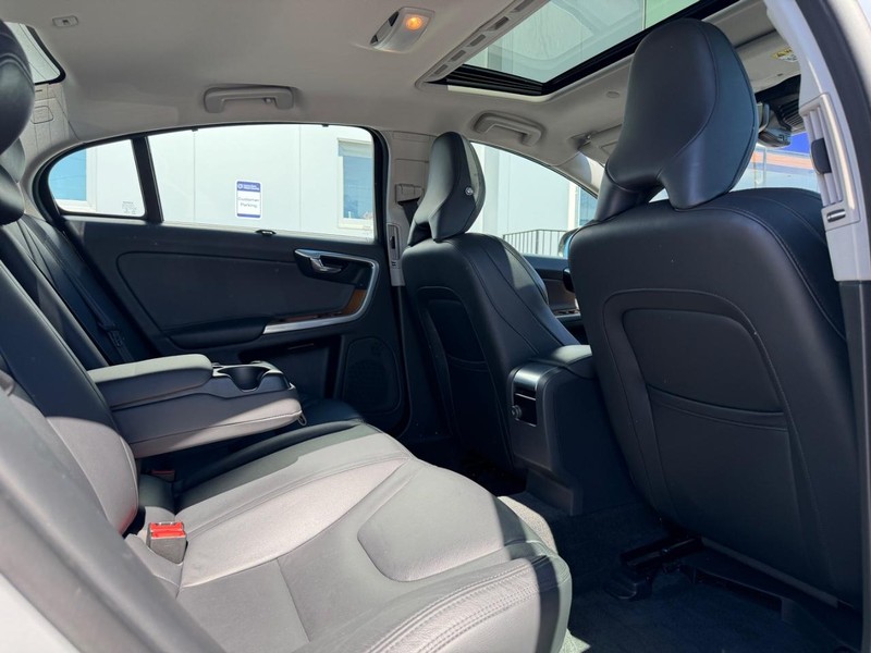 Volvo S60 Inscription Vehicle Full-screen Gallery Image 10