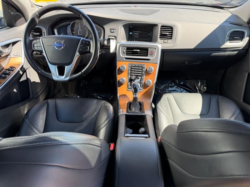 Volvo S60 Inscription Vehicle Full-screen Gallery Image 11