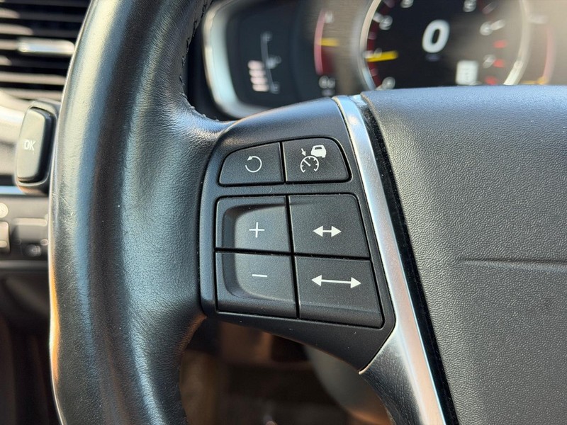 Volvo S60 Inscription Vehicle Full-screen Gallery Image 16